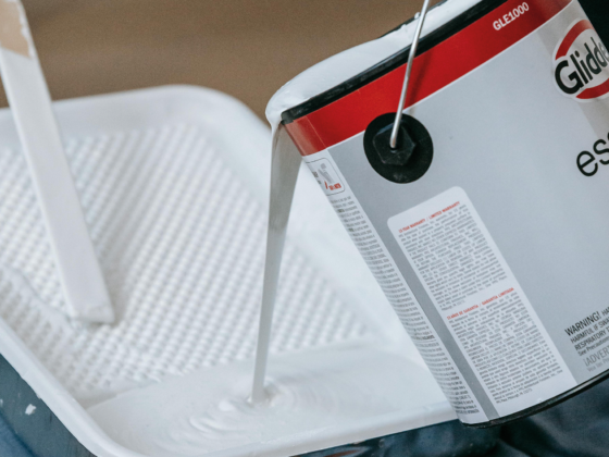 Image d'un pot de peinture versé