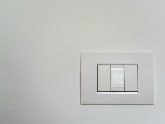 Image de 3 interrupteurs muraux blancs en PVC.