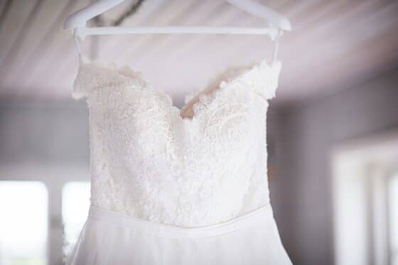 Image d'une robe de mariée bustier, accrochée sur un cintre