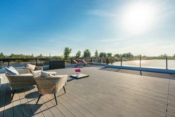 Image d'une terrasse avec un sol en lattes