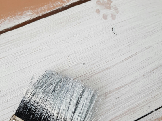 Image d'un support en bois peint en blanc