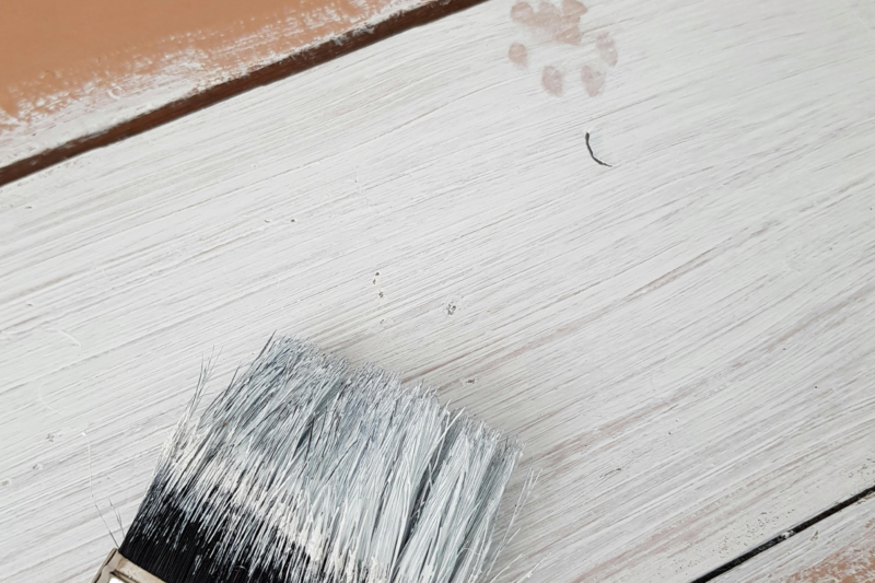 Image d'un support en bois peint en blanc