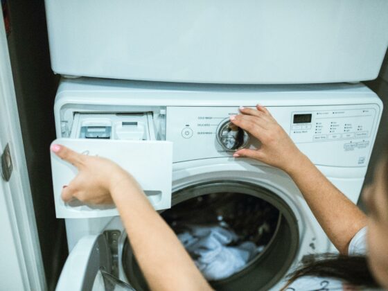 Image d'une personne qui ouvre le compartiment de lessive pour détartrer sa machine à laver.
