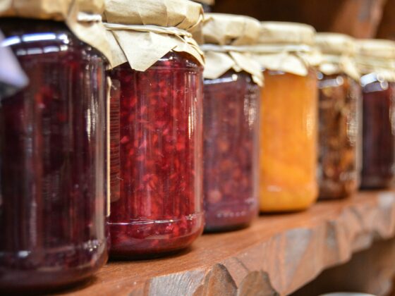 Image de 6 pots de confiture rangés sur une étagère