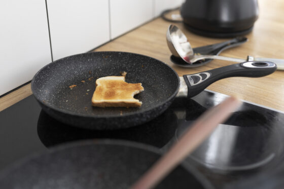 Image d'une poêle sur une plaque de cuisson