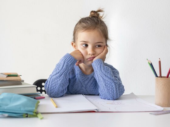 Image d'une petite fille assise à son bureau pour faire ses devoirs