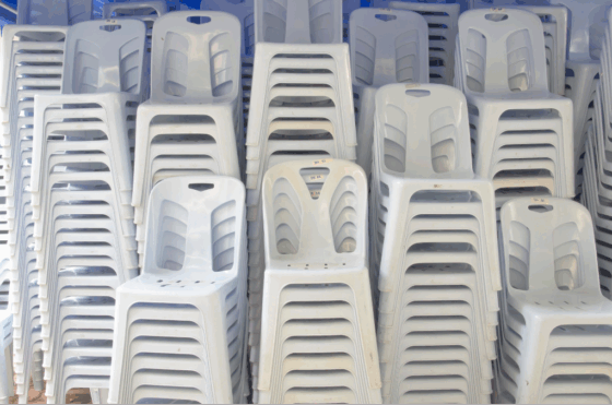 Images de chaises en plastiques un peu jaunissantes
