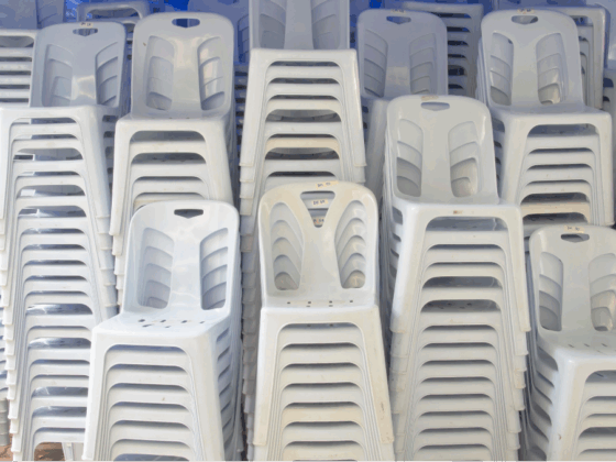 Images de chaises en plastiques un peu jaunissantes